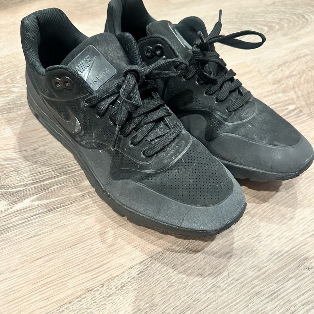 Nike women’s Black Athletic Sneakers